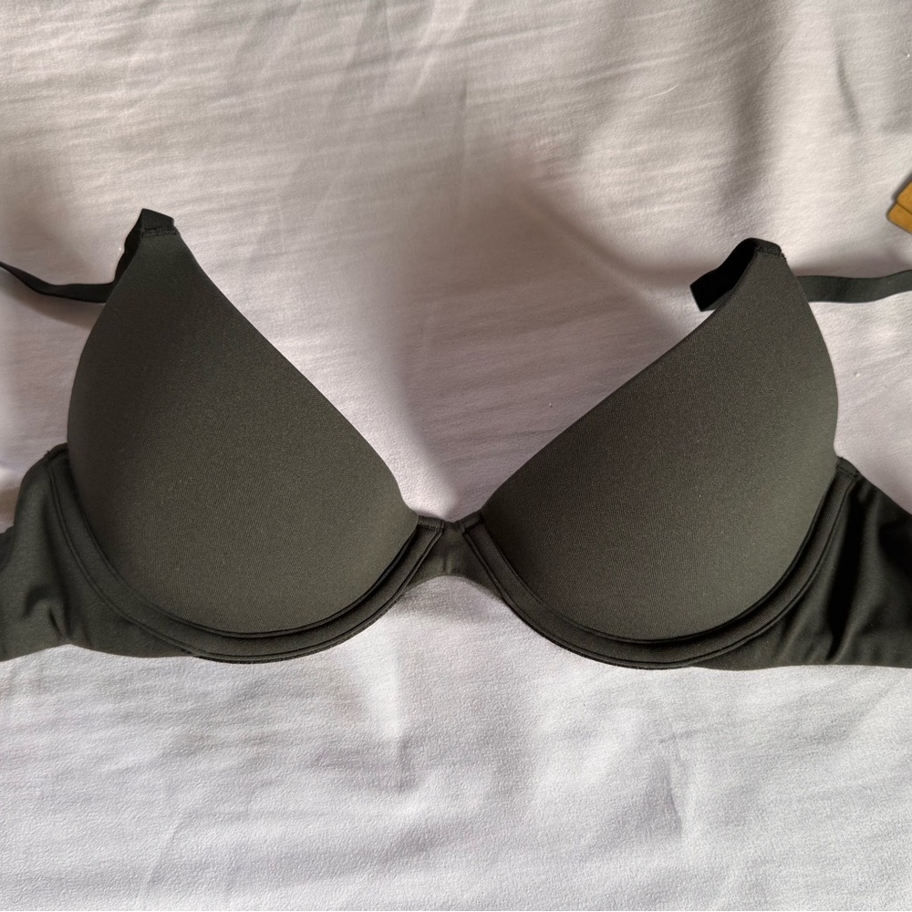 SKIMS size 30C brand new fits everybody plunge bra black